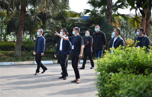 双流区副区长龚光辉莅临棠外指导疫情防控工作