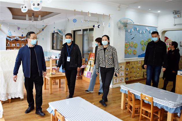 双流区副区长龚光辉莅临棠外指导疫情防控工作 