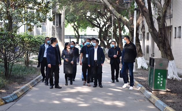 双流区副区长龚光辉莅临棠外指导疫情防控工作