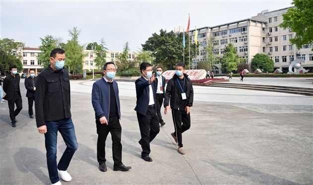 双流区副区长龚光辉莅临棠外指导疫情防控工作