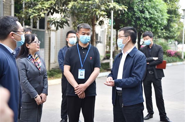 双流区副区长龚光辉莅临棠外指导疫情防控工作