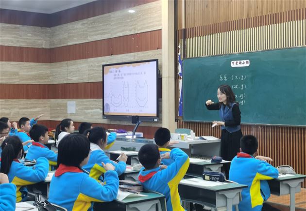 棠外附小数学组举行青年教师课堂展评活动