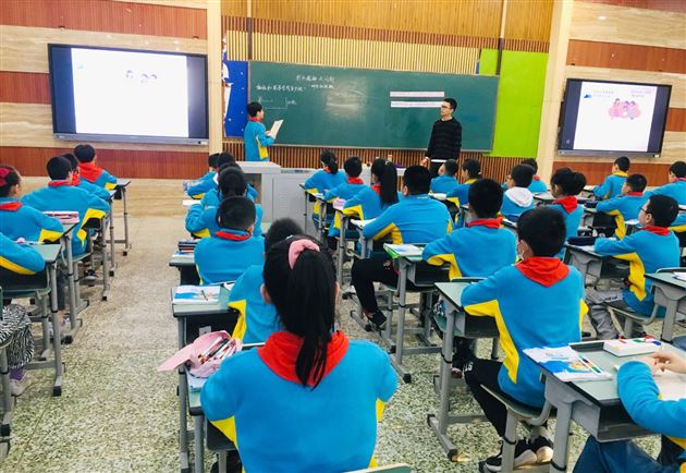 棠外附小数学组举行青年教师课堂展评活动