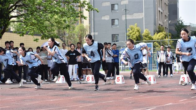 以棠外风采，致敬青春——记成都棠湖外国语学校高中第十八届田径运动会 