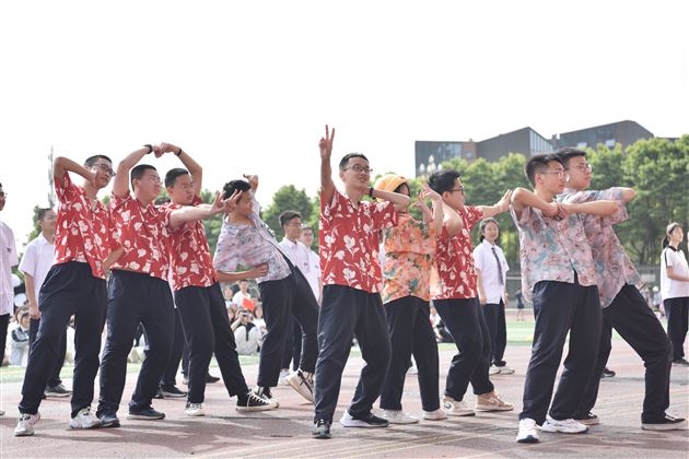 以棠外风采，致敬青春——记成都棠湖外国语学校高中第十八届田径运动会