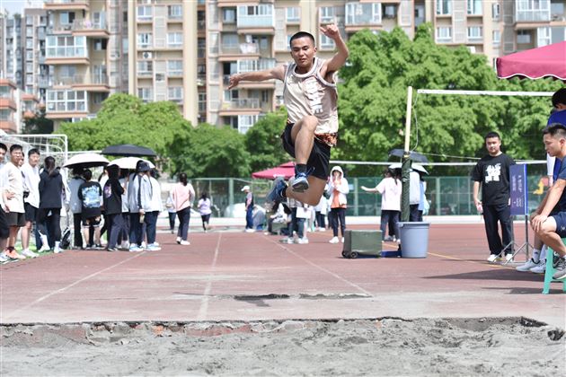 以棠外风采，致敬青春——记成都棠湖外国语学校高中第十八届田径运动会 
