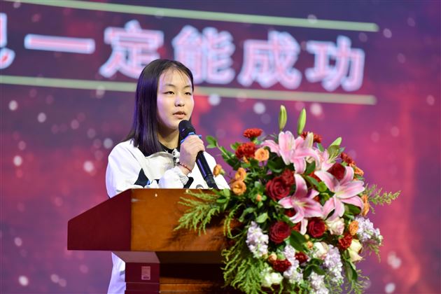 优秀学生代表钟佳航同学发言