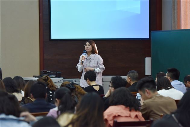 我校德育工作领导小组成员、工会主席张莉代表学校向特邀专家致以诚挚的敬意和热烈的欢迎