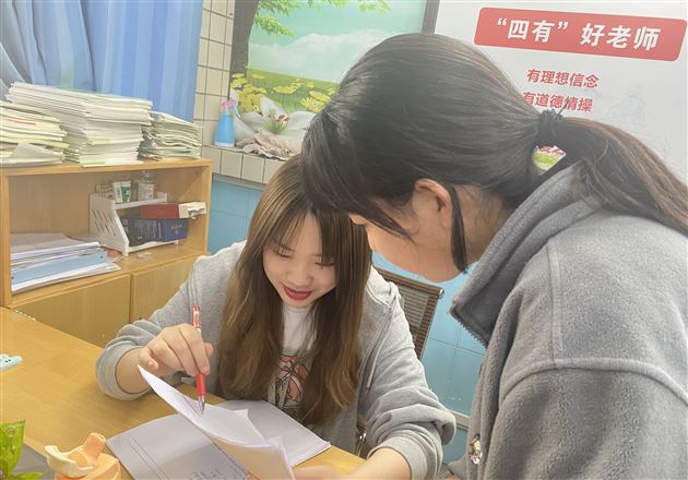 2022级团总支书记指导学生填写表格