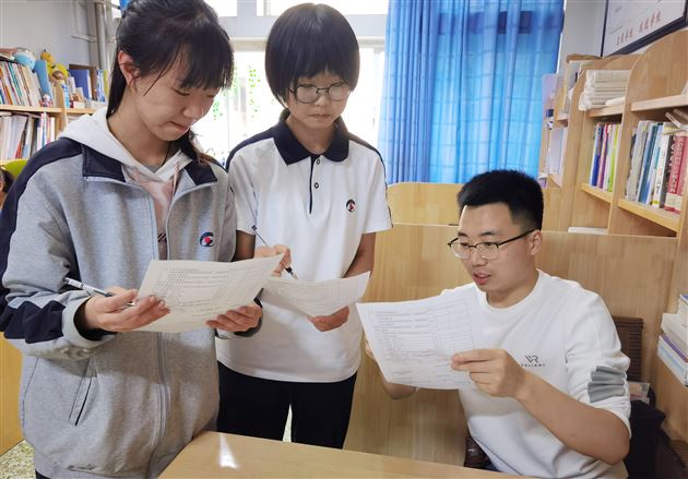 2020级团总支书记为学生答疑
