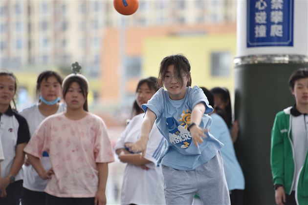 展青春风采 迎大运盛会——记棠外初中第十八届田径运动会 