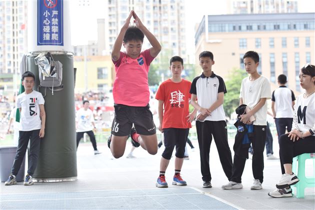 展青春风采 迎大运盛会——记棠外初中第十八届田径运动会 