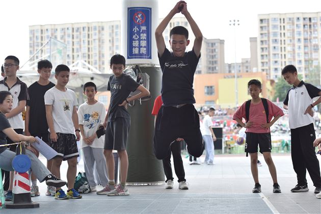 展青春风采 迎大运盛会——记棠外初中第十八届田径运动会 
