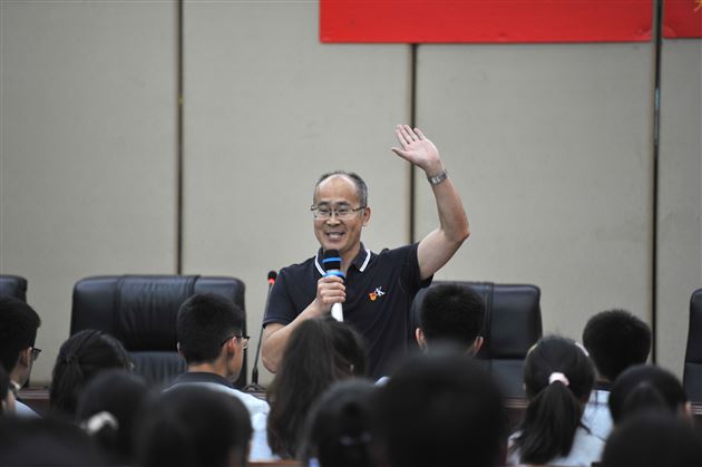 高中研培处副主任万华