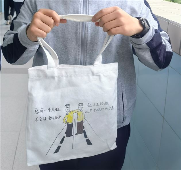 高中学生 “心理漫画”文创布包诞生记
