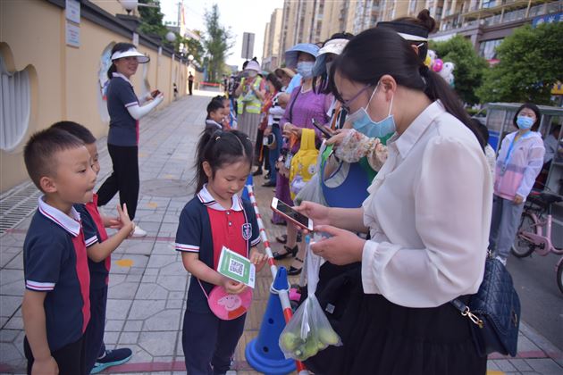 棠外实验幼儿园开展蔬菜义卖活动