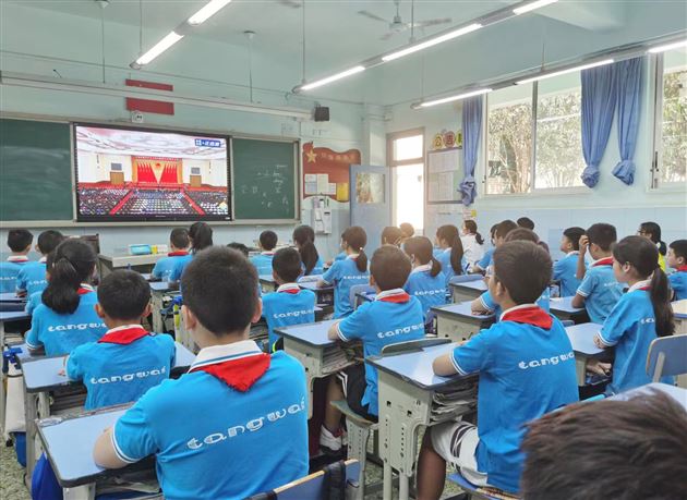 百年恰是风华正茂  青春正当踔厉奋发——棠外组织观看中国共产主义青年团成立100周年大会