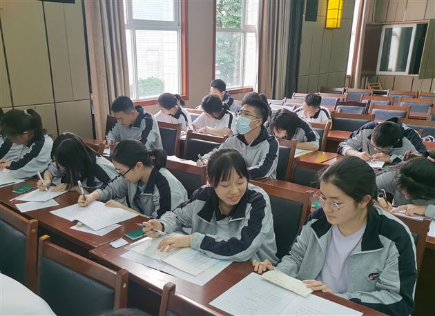 各年级入团积极分子参加团课