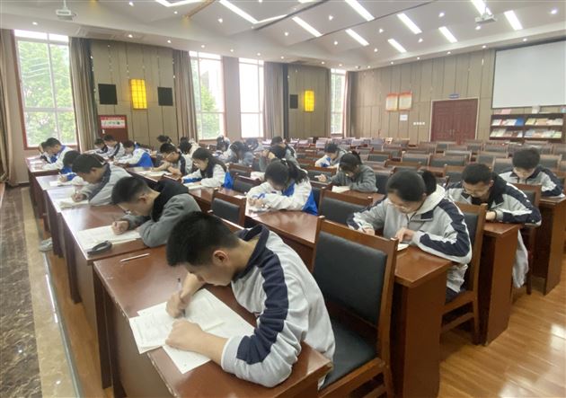 入团积极分子参加笔试