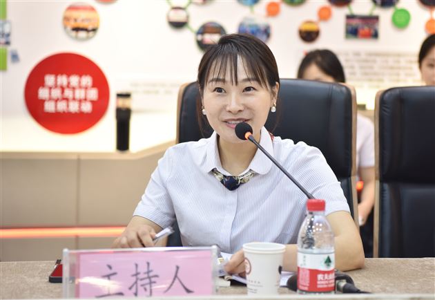 成都市音乐学科带头人、成都棠湖外国语学校音乐教研组长杜静老师主持会议