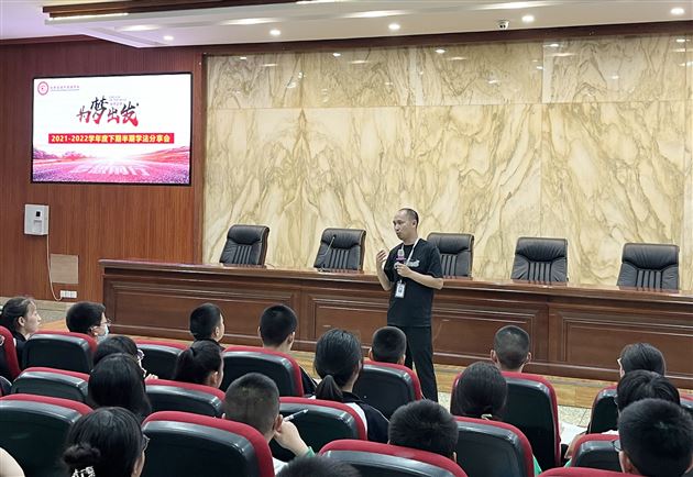 棠外初一年级举行期中表彰暨学法分享系列活动