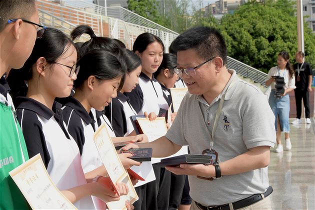 棠外初一年级举行期中表彰暨学法分享系列活动