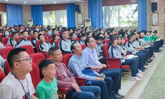 培养思维品质 锻造似锦前程 ——记半期考试表彰暨学法指导讲座 