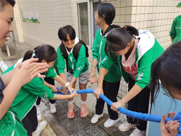 打开夏天正确的“玩”水方式——棠外初2021级11班开展洗窗帘大赛