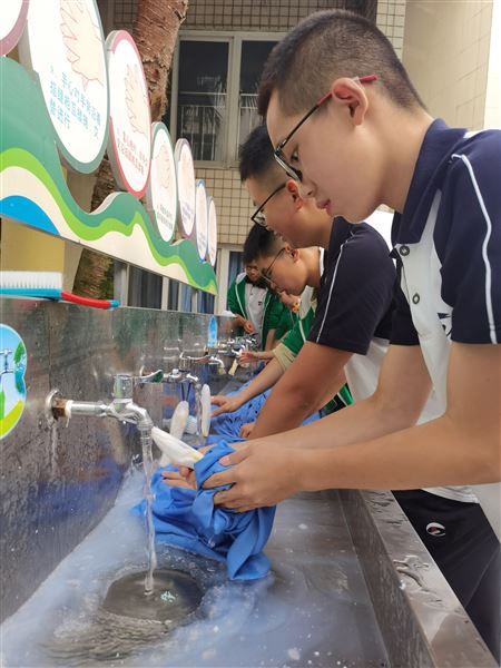 打开夏天正确的“玩”水方式——棠外初2021级11班开展洗窗帘大赛
