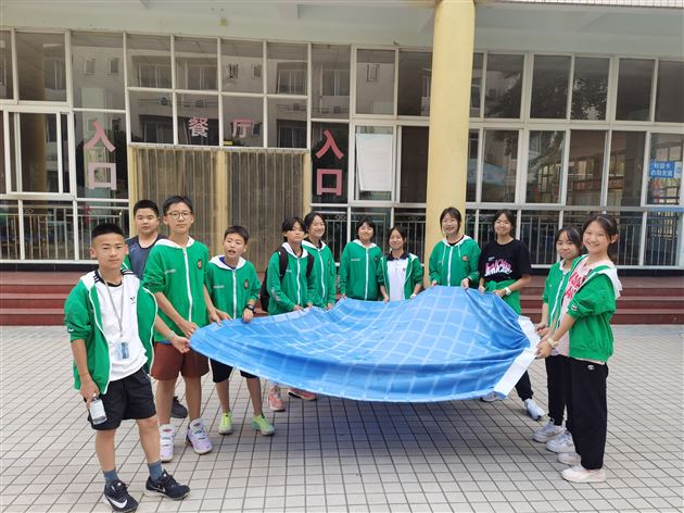 打开夏天正确的“玩”水方式——棠外初2021级11班开展洗窗帘大赛