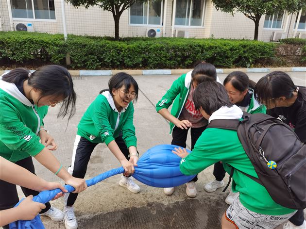 打开夏天正确的“玩”水方式——棠外初2021级11班开展洗窗帘大赛