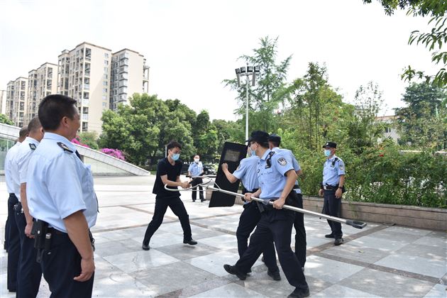 提升防暴意识和技能 构建平安校园——棠外开展防暴处突应急培训演练 