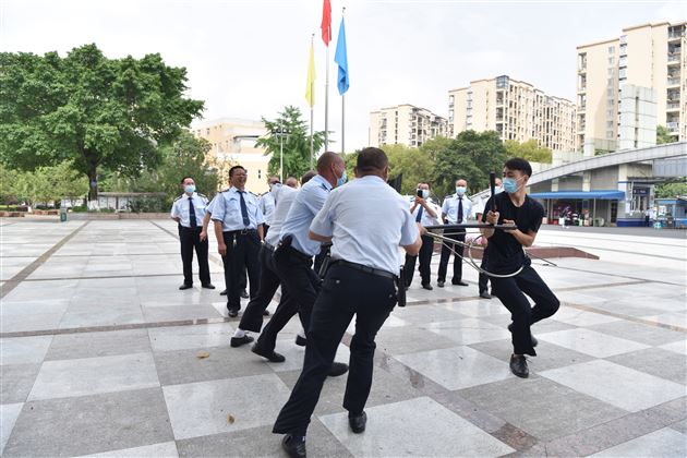 提升防暴意识和技能 构建平安校园——棠外开展防暴处突应急培训演练 