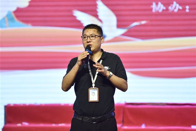 年级组长莫小均老师做活动总结