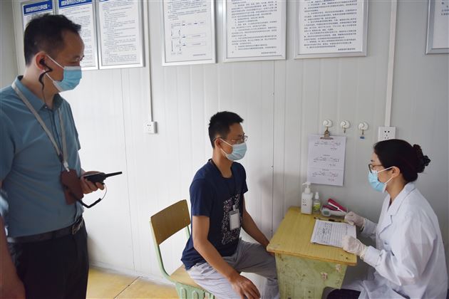 防控不松懈 防患于未然——中考棠外考点认真开展疫情防控应急演练