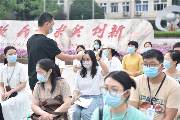 防控不松懈 防患于未然——中考棠外考点认真开展疫情防控应急演练