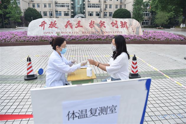 防控不松懈 防患于未然——中考棠外考点认真开展疫情防控应急演练