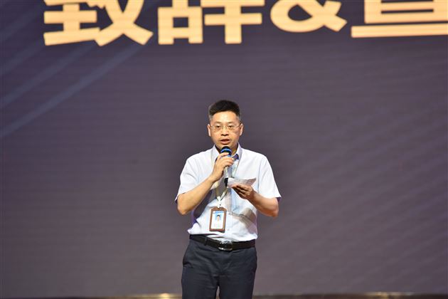 高中教务处副主任兼年级组长张泽刚致辞