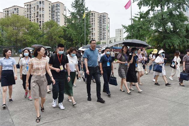 参访团队参观学校