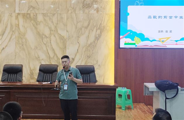 教务处副主任、年级组长张泽刚作总结