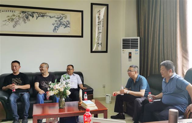 人梯日月长 师恩永难忘——棠外高2022届2班全体学生向学校赠匾