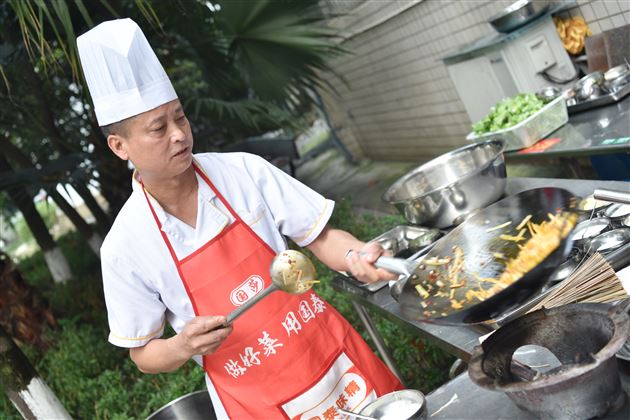 棠外成功举办第二届餐厅厨师技能大赛暨师生厨艺展示活动