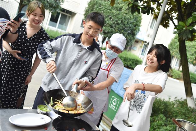 棠外成功举办第二届餐厅厨师技能大赛暨师生厨艺展示活动 