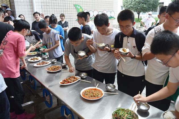 棠外成功举办第二届餐厅厨师技能大赛暨师生厨艺展示活动