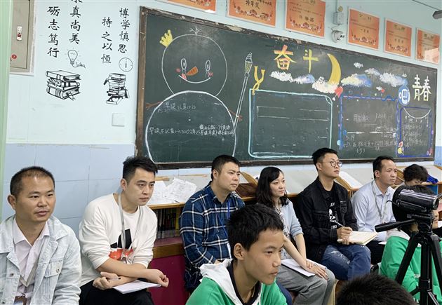 初中德育处组织班主任集体观摩校内班主任技能大赛