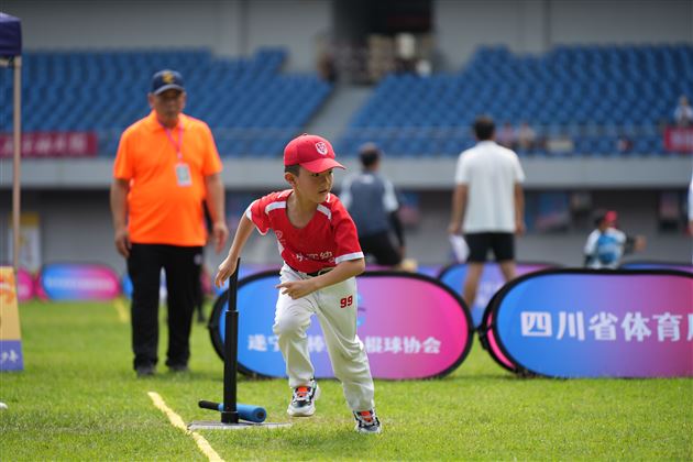 挥“棒”出征 载誉而归——棠外实验幼儿园软式棒垒球队荣获“双一等奖”