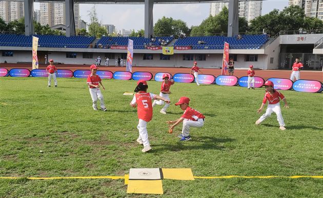 挥“棒”出征 载誉而归——棠外实验幼儿园软式棒垒球队荣获“双一等奖”