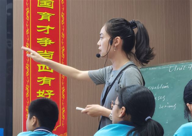 棠外初中英语教师宁妍一、邓琳凡受邀为“国培计划”骨干教师培训项目授课