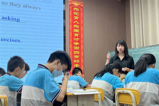 棠外初中英语教师宁妍一、邓琳凡受邀为“国培计划”骨干教师培训项目授课