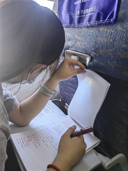 飞机上准备演讲稿